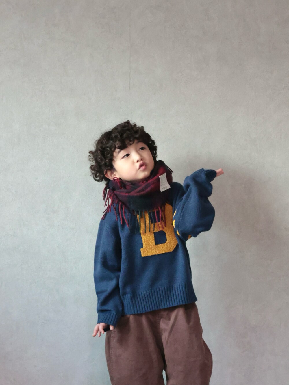 ブルー系のニット/セーター、ブラウン系のその他パンツ、ベージュ系のシューズを着用したキッズの冬コーディネートの5枚目の写真