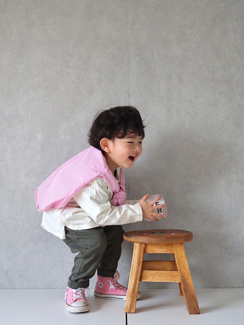 ホワイト系のTシャツ/カットソー、ピンク系のシャツ/ブラウス、グリーン系のその他パンツを着用したキッズの春コーディネートの5枚目の写真