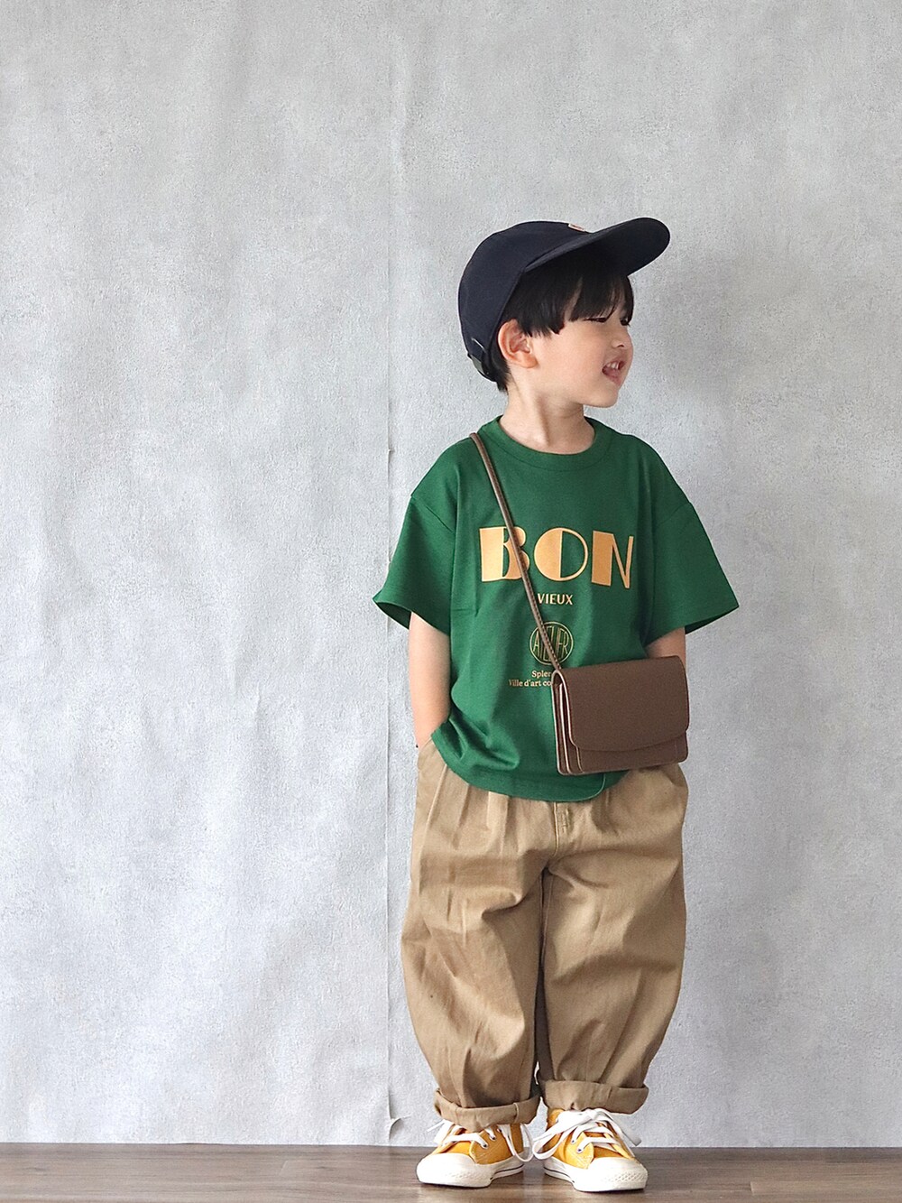 グリーン系のTシャツ/カットソー、ベージュ系のその他パンツ、イエロー系のスニーカーを着用したキッズの夏コーディネートの3枚目の写真