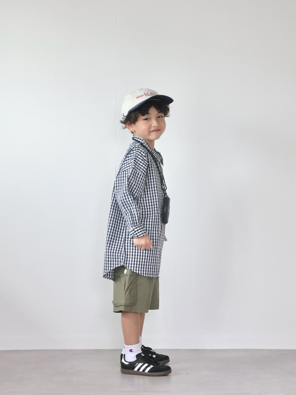 ブラック系のシャツ/ブラウス、グリーン系のカーゴパンツ、ブラック系のスニーカーを着用したキッズの秋コーディネートの4枚目の写真