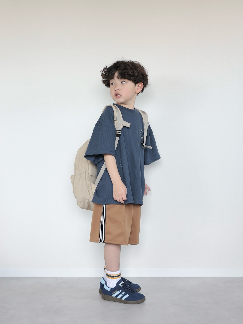 ブルー系のTシャツ/カットソー、パープル系のその他パンツ、ブルー系のスニーカーを着用したキッズの春コーディネートの4枚目の写真