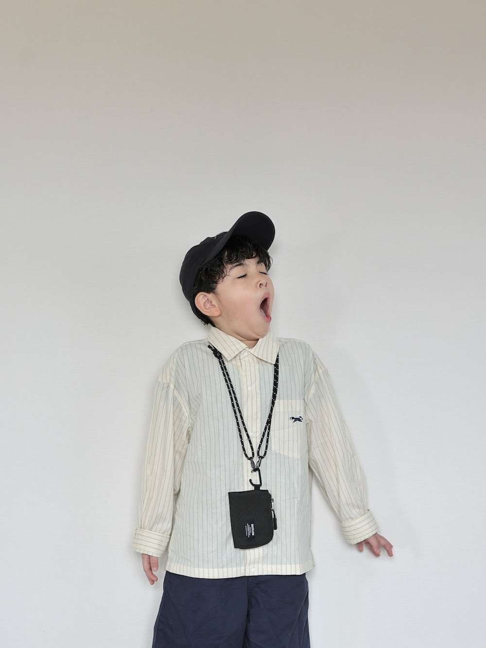 イエロー系のシャツ/ブラウス、ブラック系のスニーカー、ブルー系のパンツを着用したキッズの春コーディネートの5枚目の写真