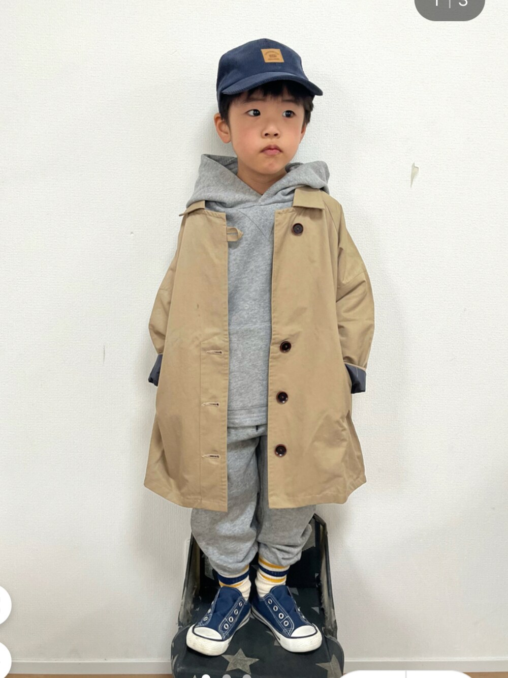 「コート、キャップ、スウェット、レイヤードスタイル、パーカー、スニーカーコーデ、ニューバランス、カジュアルコーデ」｜「DANTONの【DANTON】キッズ コットンツイル 6パネルキャップ（キャップ、ブルー系）」を使った、ORITSUさん（キッズ・90cm）の冬コーディネートの2枚目の写真