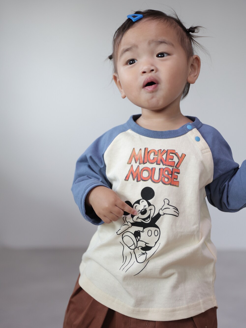 ホワイト系のTシャツ/カットソー、グリーン系のスカート、ベージュ系のブーツを着用したキッズの秋コーディネートの2枚目の写真
