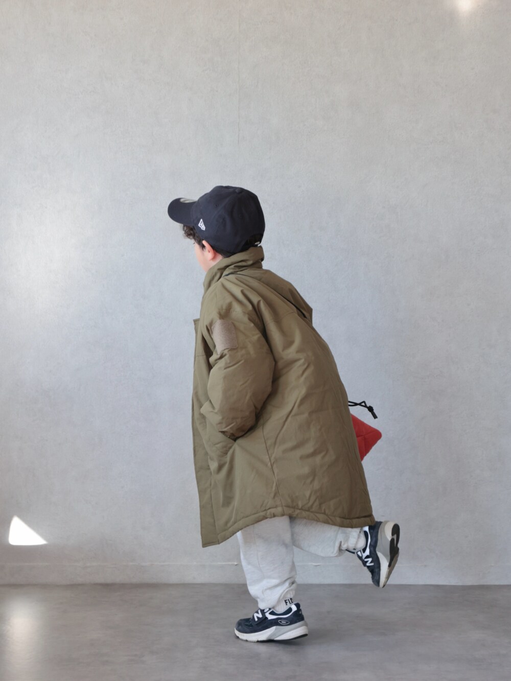 グリーン系のブルゾン、グレー系のスウェット、ブルー系のシャツ/ブラウスを着用したキッズの冬コーディネートの3枚目の写真