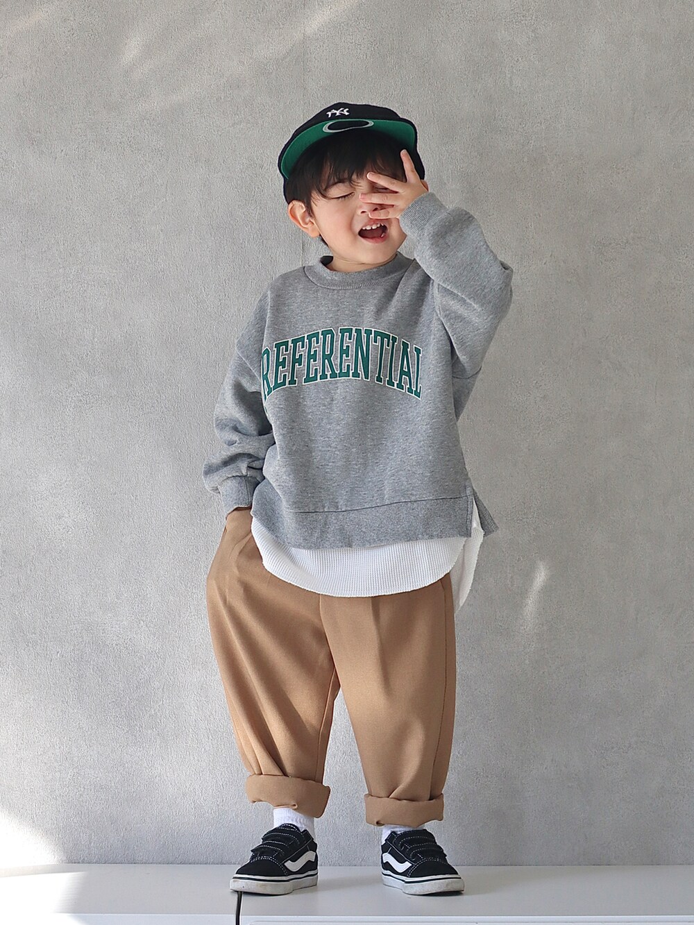 「ストリート、春コーデ、レイヤードスタイル、ロゴスウェット、スウェット、スニーカーコーデ、VANS、キャップ、ビッグシルエット、シンプルコーデ」｜「BEAMS BOYのNEW ERA × BEAMS BOY / 別注 ニューヨークヤンキース メルトン キャップ（キャップ、ブラック系）」を使った、ORITSUさん（キッズ・90cm）の冬コーディネートの3枚目の写真