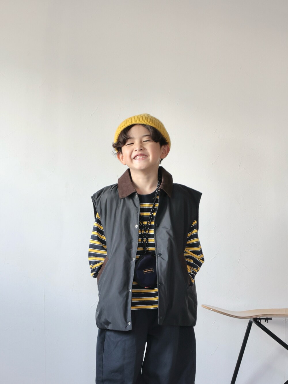 ブラック系のブルゾン、ブルー系のTシャツ/カットソー、ブルー系のその他パンツを着用したキッズの冬コーディネートの5枚目の写真