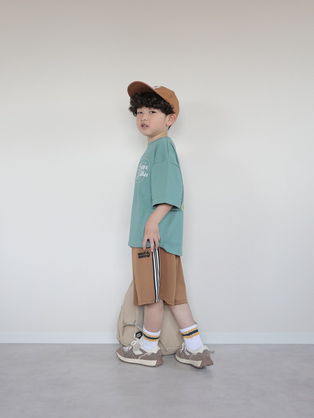 ブラック系のTシャツ/カットソー、パープル系のその他パンツ、ブラウン系のスニーカーを着用したキッズの春コーディネートの5枚目の写真