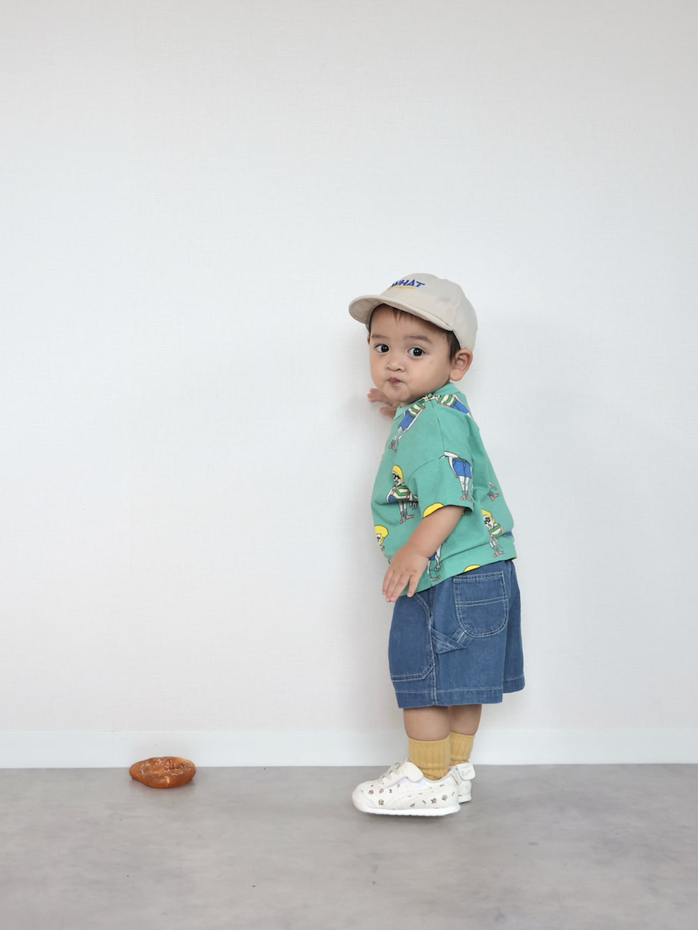 グリーン系のTシャツ/カットソー、ブルー系のその他パンツ、ベージュ系のスニーカーを着用したキッズの夏コーディネートの2枚目の写真