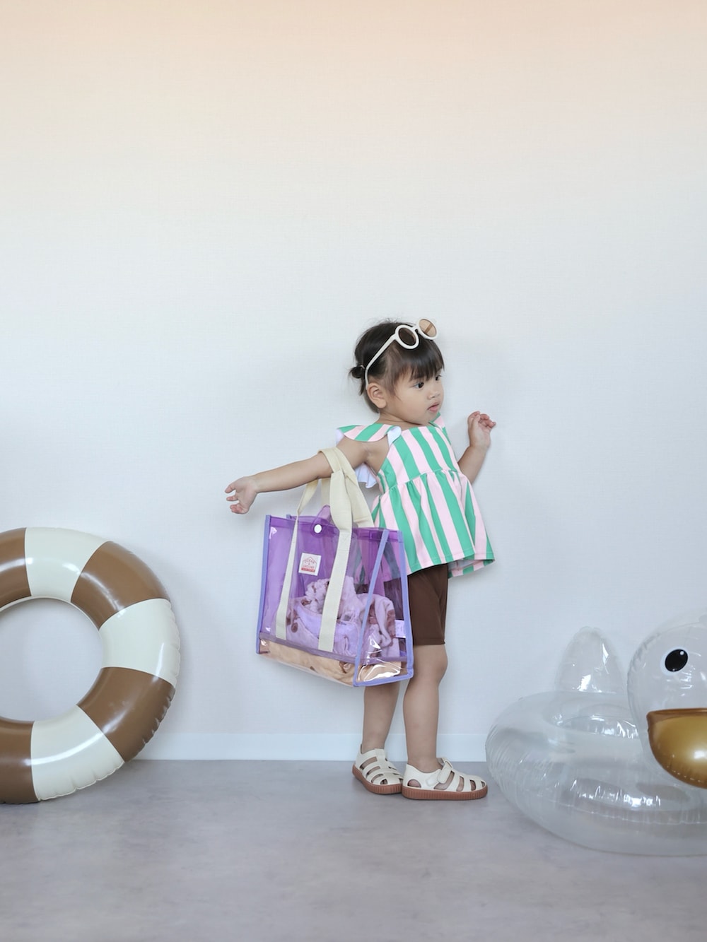 ホワイト系のサンダル、その他の水着、ホワイト系のスイムグッズを着用したキッズの夏コーディネートの2枚目の写真