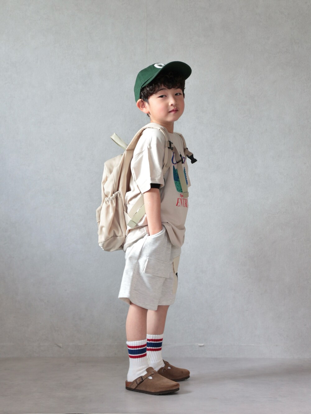 ベージュ系のTシャツ/カットソー、ベージュ系のその他パンツ、ベージュ系のシューズを着用したキッズの春コーディネートの2枚目の写真