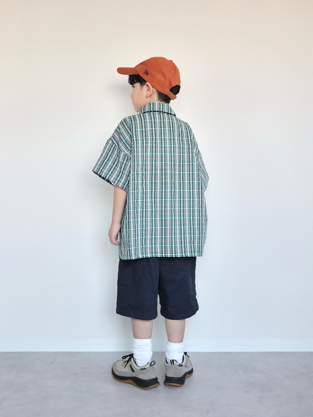 グリーン系のシャツ/ブラウス、ベージュ系のスニーカー、ブルー系のパンツを着用したキッズの春コーディネートの3枚目の写真