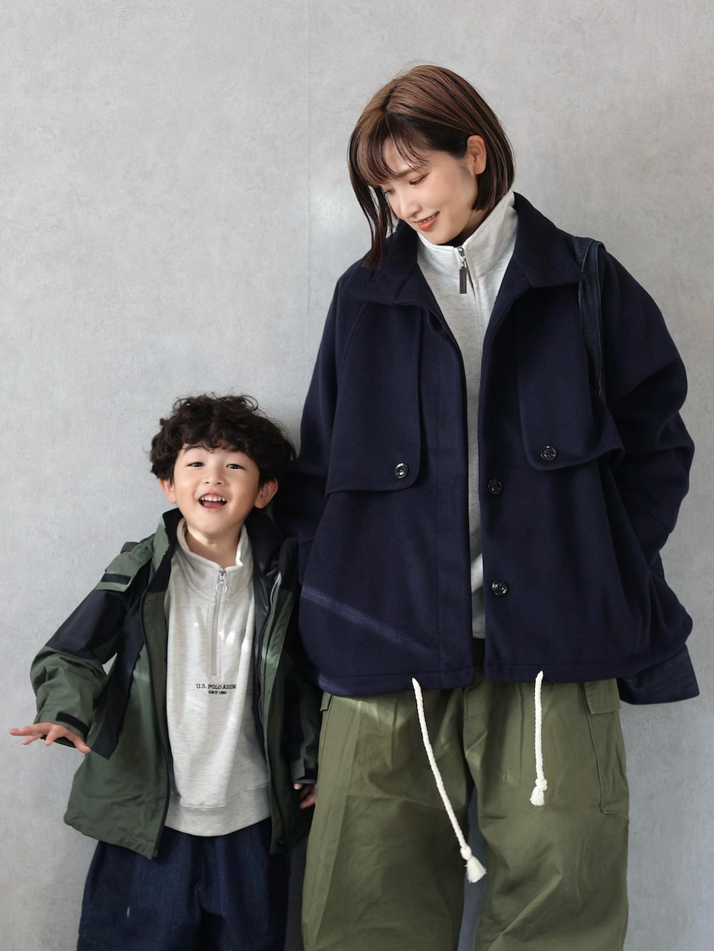 ブルー系のその他アウター、ベージュ系のスウェット、グリーン系のカーゴパンツを着用したキッズの秋コーディネートの4枚目の写真