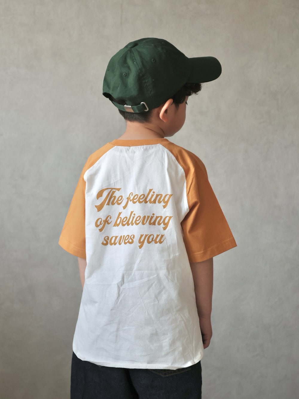 イエロー系のTシャツ/カットソー、ブルー系のデニムパンツ、イエロー系のスニーカーを着用したキッズの春コーディネートの5枚目の写真