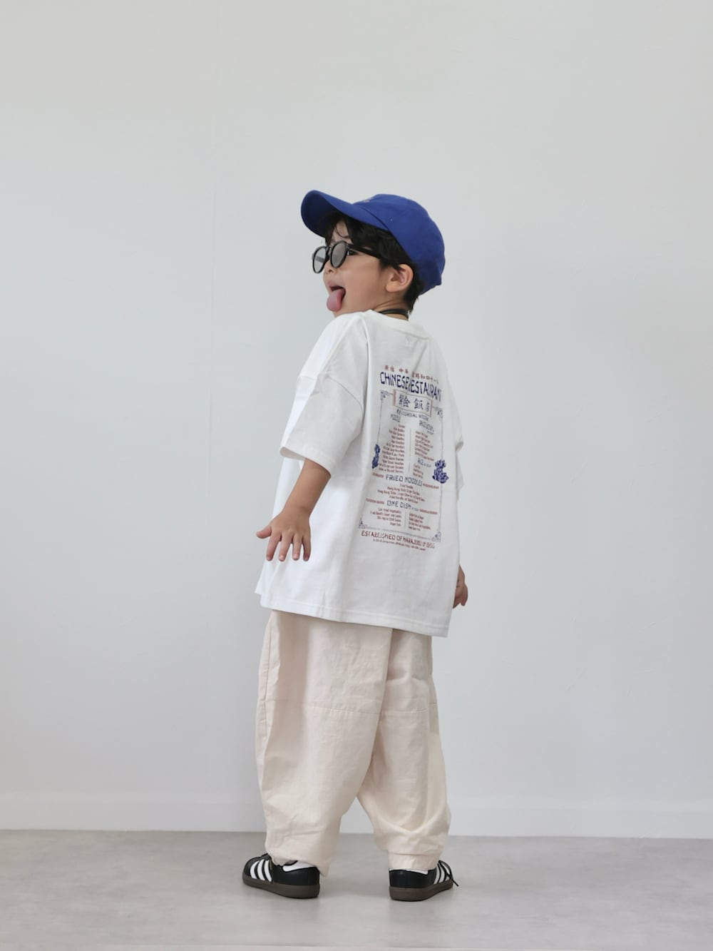 ホワイト系のTシャツ/カットソー、ホワイト系のその他パンツ、ブラック系のスニーカーを着用したキッズの夏コーディネートの3枚目の写真