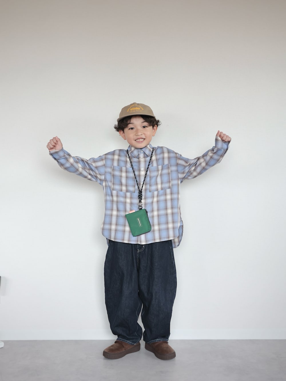 ブラウン系のその他シューズ、ブルー系のシャツ/ブラウス、ブルー系のパンツを着用したキッズの秋コーディネートの4枚目の写真