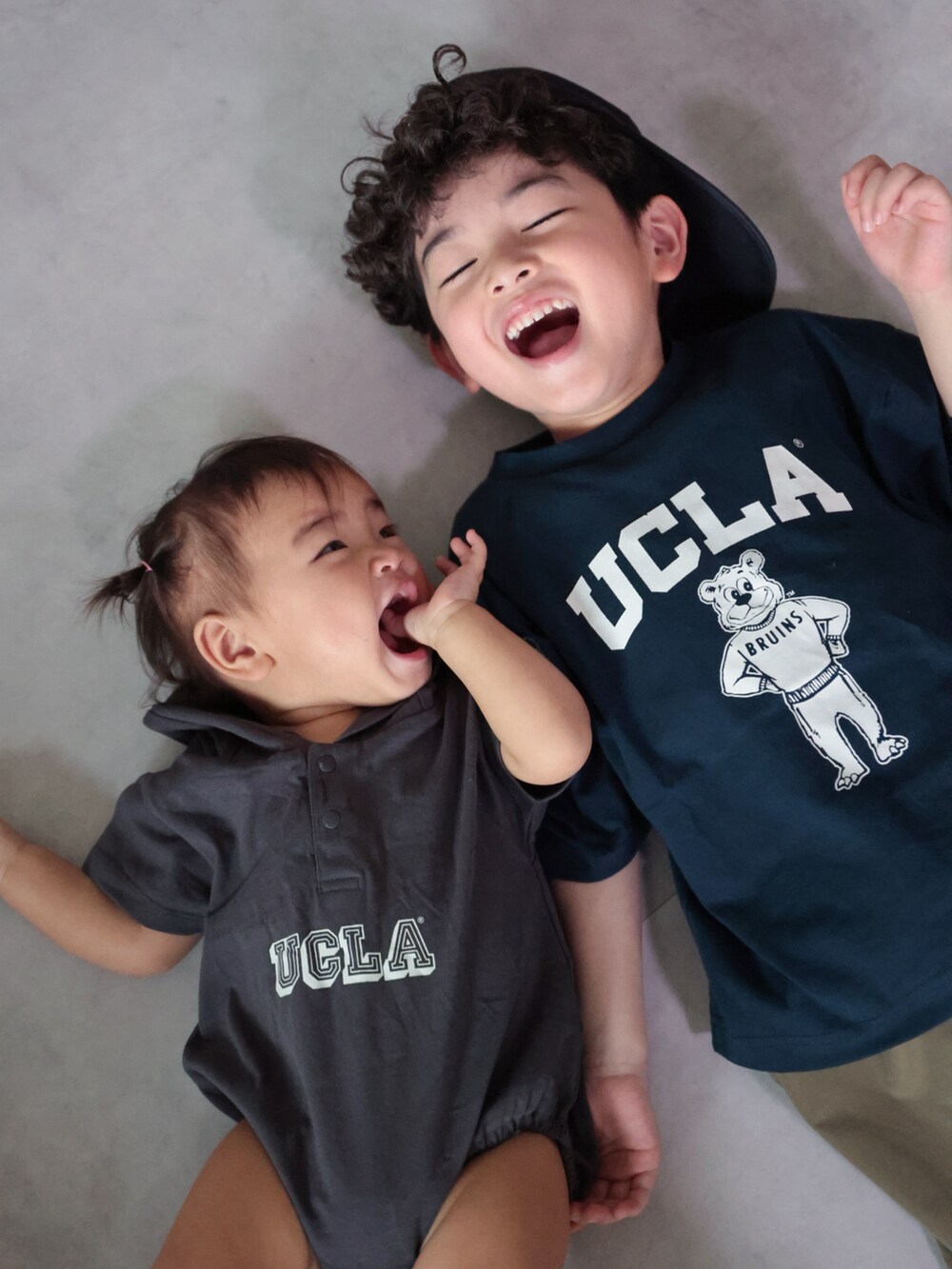 ブルー系のTシャツ/カットソー、グリーン系のパンツ、ブルー系のスニーカーを着用したキッズの春コーディネートの5枚目の写真