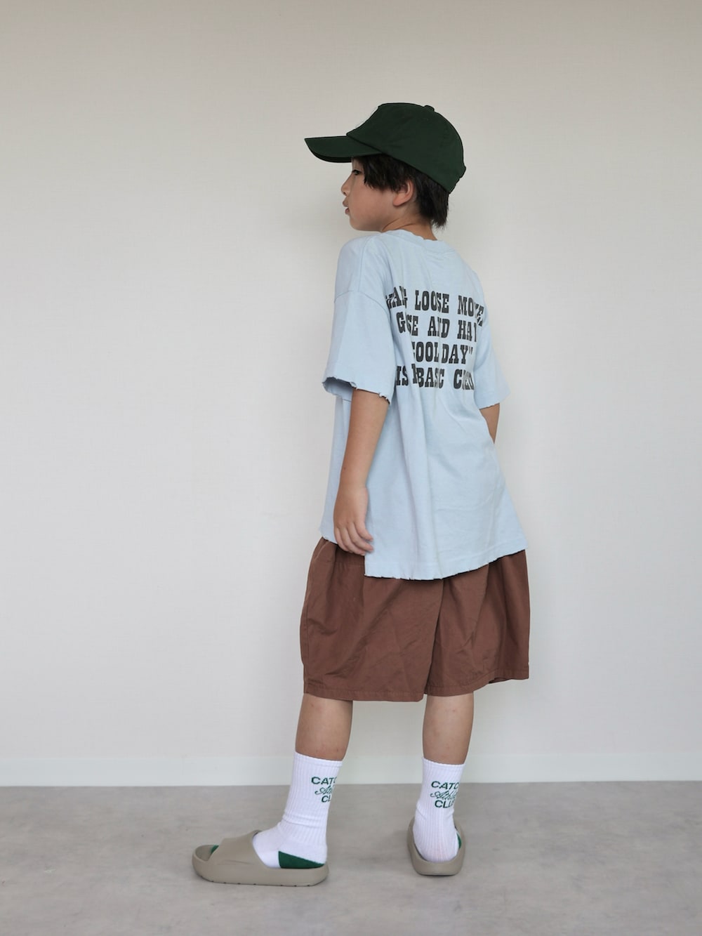 ブルー系のTシャツ/カットソー、ブラウン系のその他パンツ、ブラウン系のバックパック/リュックを着用したキッズの夏コーディネートの3枚目の写真