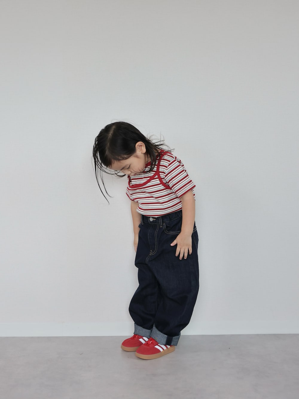 レッド系のスニーカー、ホワイト系のTシャツ/カットソー、ブルー系のパンツを着用したキッズの夏コーディネートの2枚目の写真