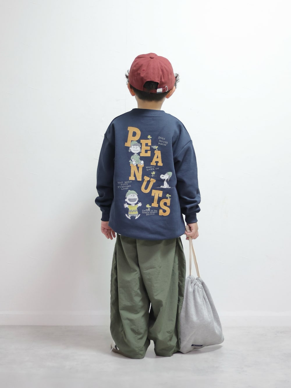 ブルー系のスウェット、グリーン系のその他パンツ、グレー系のハンドバッグを着用したキッズの冬コーディネートの3枚目の写真