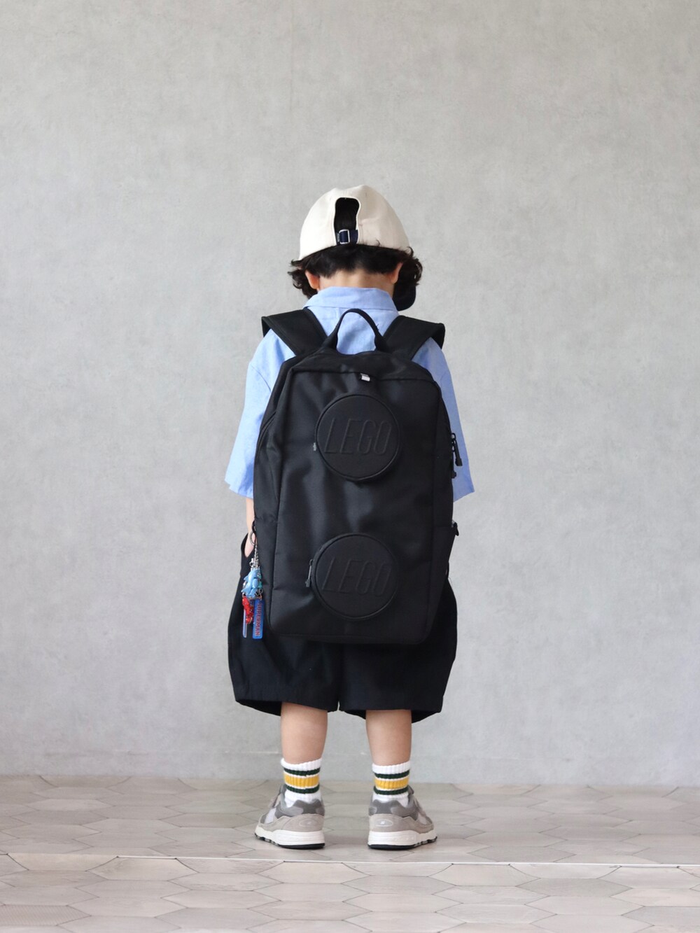 ブルー系のシャツ/ブラウス、ブラック系のその他パンツ、グレー系のシューズを着用したキッズの夏コーディネートの3枚目の写真