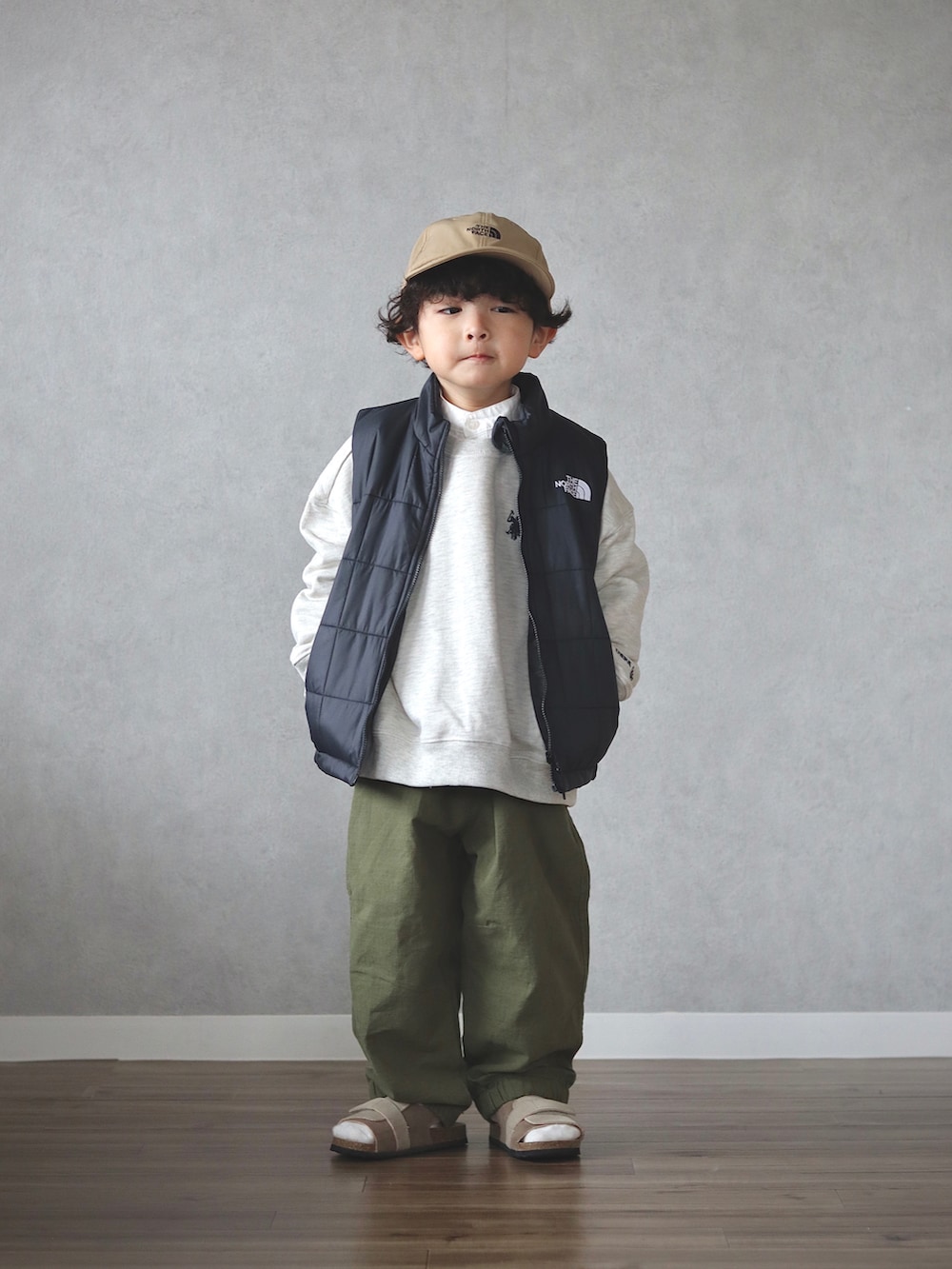 グリーン系のダウンジャケット/コート、ホワイト系のスウェット、ホワイト系のシャツ/ブラウスを着用したキッズの春コーディネートの5枚目の写真