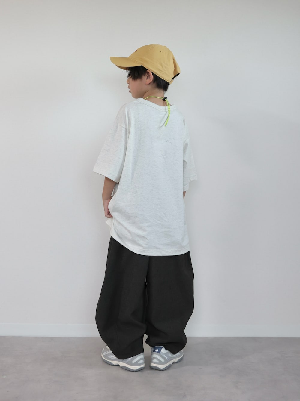 グレー系のその他パンツ、ベージュ系のTシャツ/カットソー、グレー系のスニーカーを着用したキッズの夏コーディネートの4枚目の写真