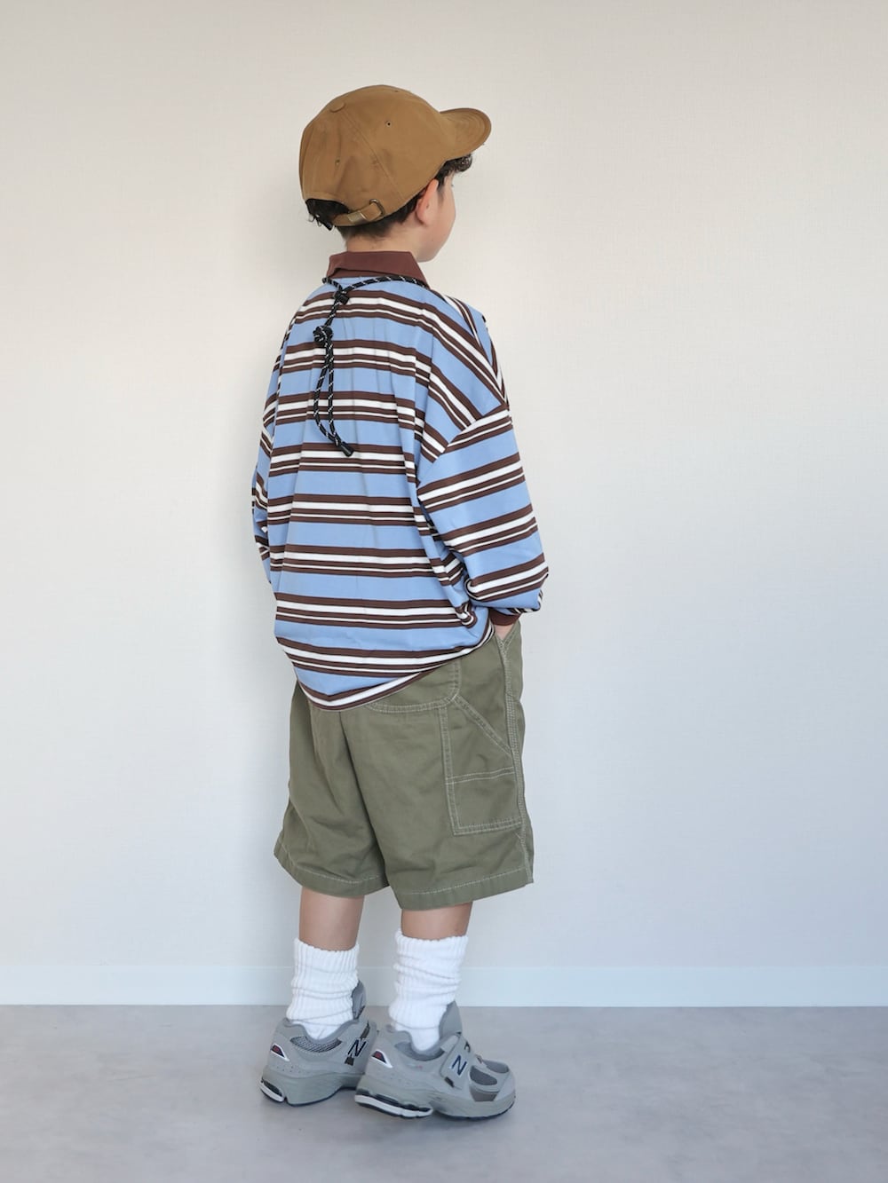 グレー系のスニーカー、ブルー系のTシャツ/カットソー、グリーン系のパンツを着用したキッズの夏コーディネートの4枚目の写真