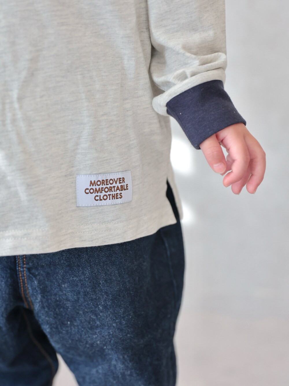 ベージュ系のTシャツ/カットソー、ブルー系のデニムパンツ、ホワイト系のスニーカーを着用したキッズの春コーディネートの4枚目の写真