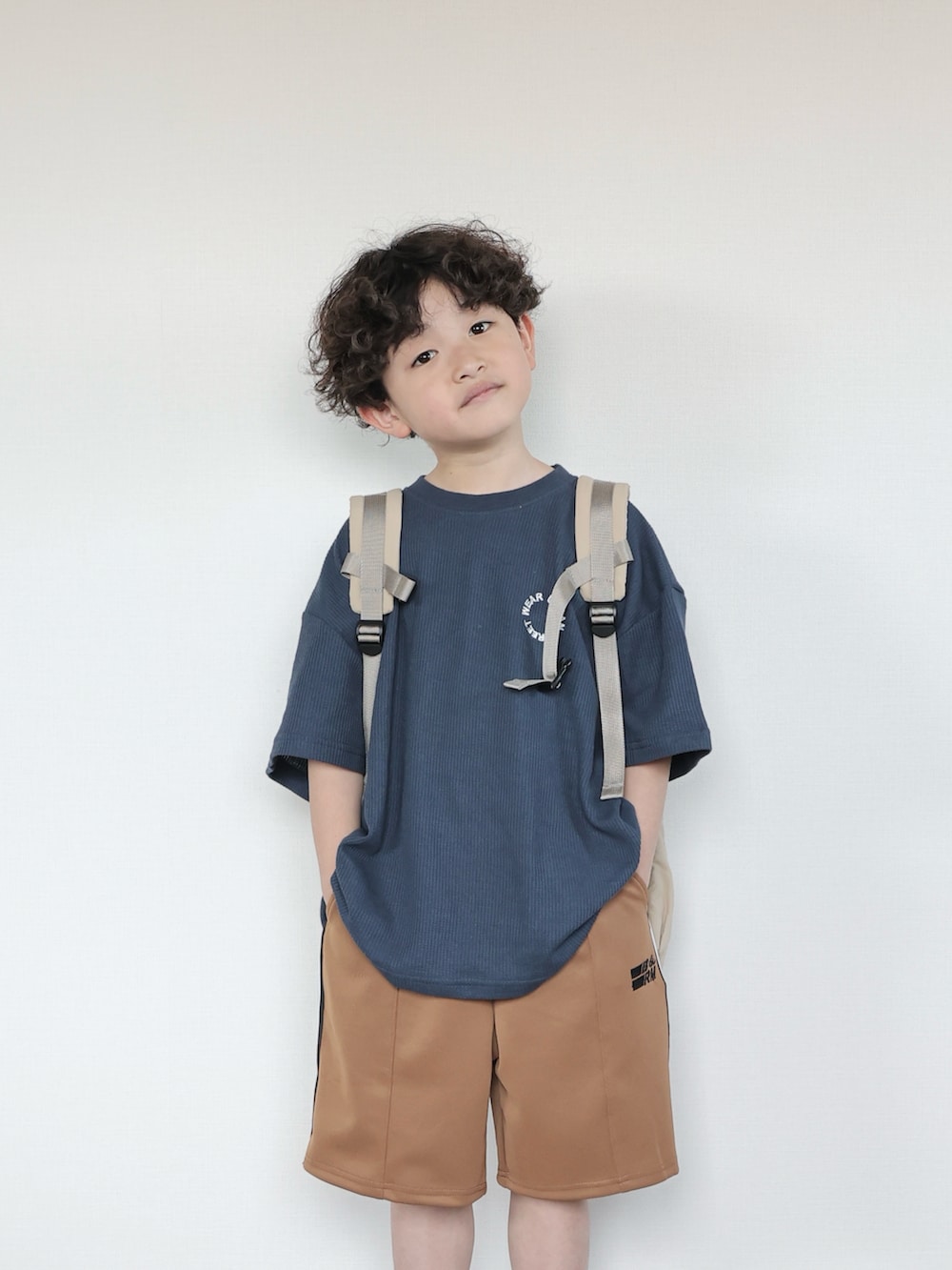 ブルー系のTシャツ/カットソー、パープル系のその他パンツ、ブルー系のスニーカーを着用したキッズの春コーディネートの5枚目の写真