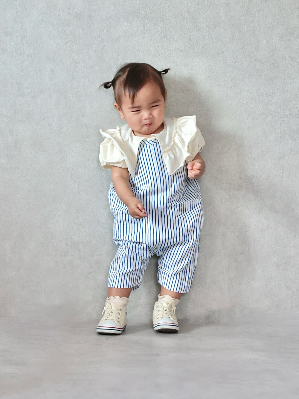 ホワイト系のTシャツ/カットソー、ホワイト系のスニーカー、ホワイト系のロンパースを着用したキッズの春コーディネートの4枚目の写真