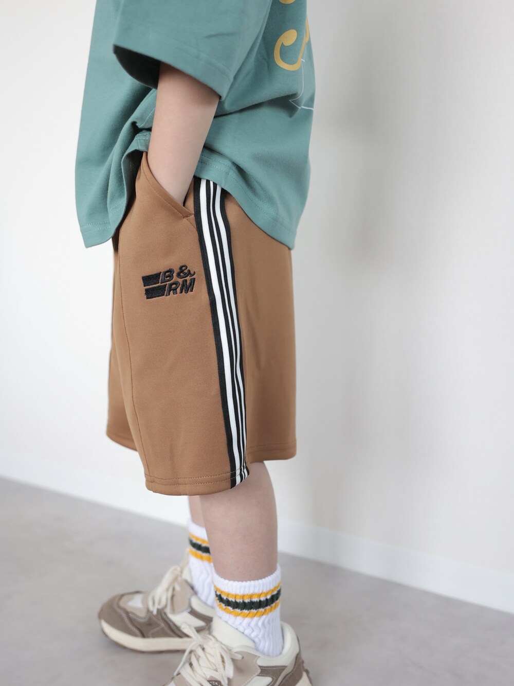 ブラック系のTシャツ/カットソー、パープル系のその他パンツ、ブラウン系のスニーカーを着用したキッズの春コーディネートの4枚目の写真
