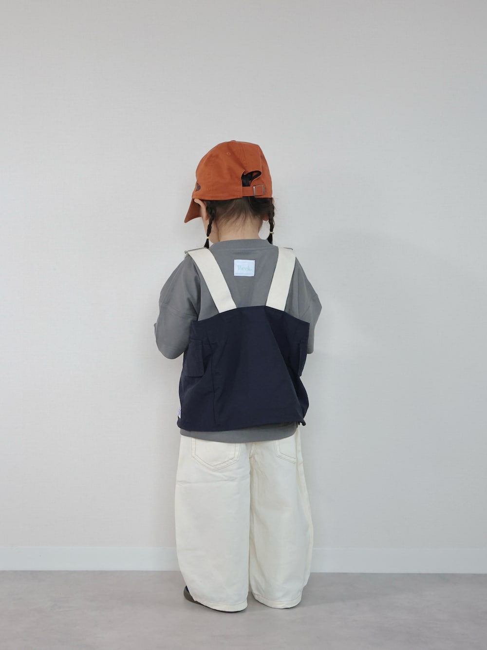 その他のTシャツ/カットソー、ホワイト系のパンツ、ブルー系のベストを着用したキッズの春コーディネートの3枚目の写真