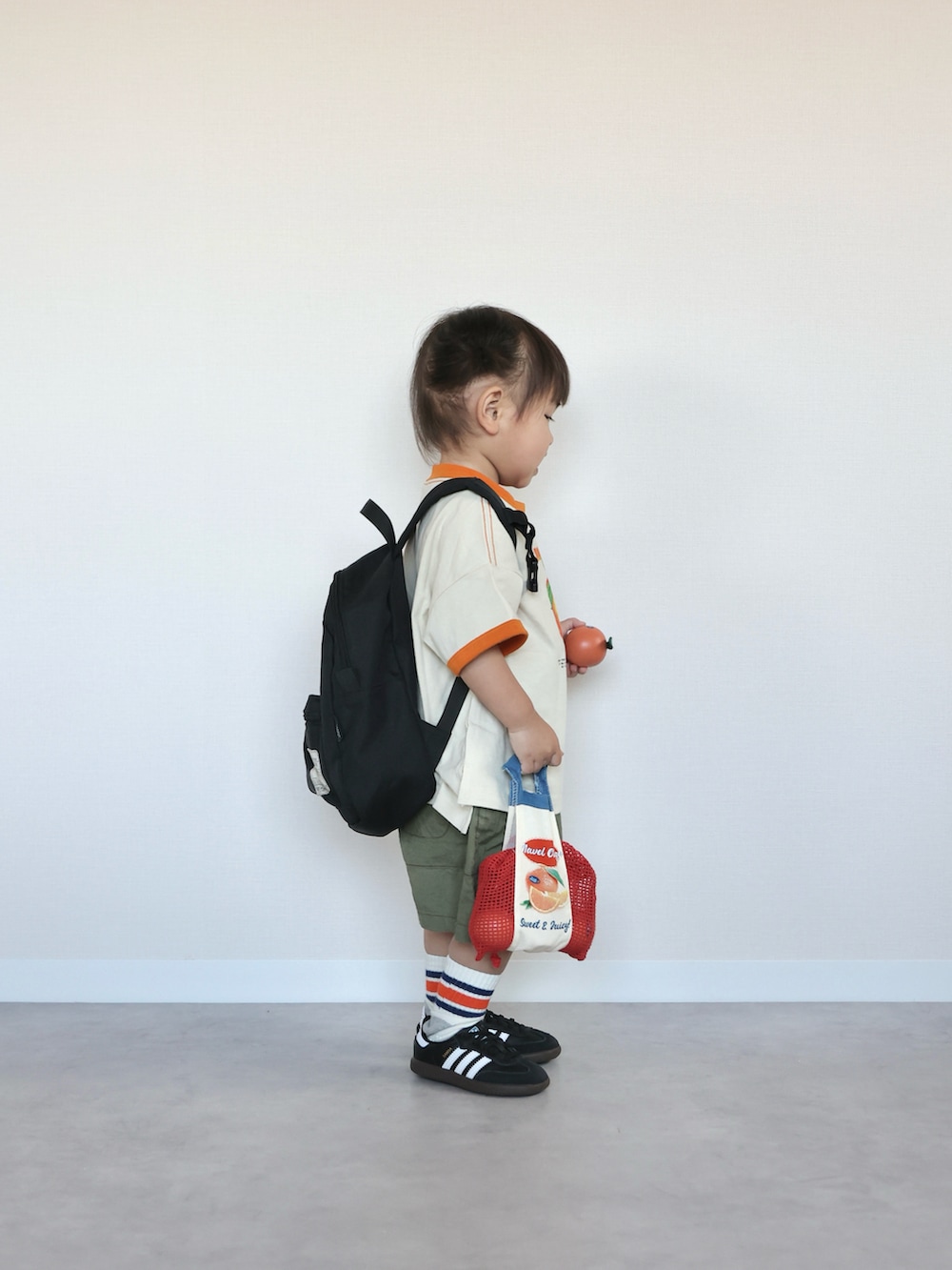 ベージュ系のTシャツ/カットソー、グリーン系のその他パンツ、ブラック系のスニーカーを着用したキッズの春コーディネートの2枚目の写真