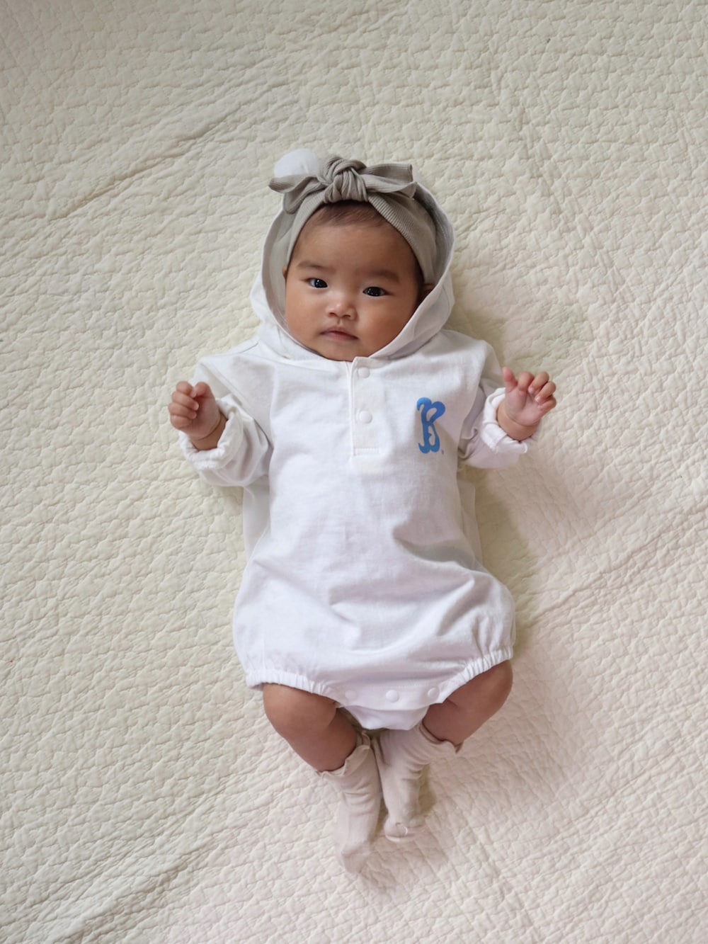 ホワイト系のTシャツ/カットソー、グリーン系のカーゴパンツ、ホワイト系のロンパースを着用したキッズの春コーディネートの4枚目の写真