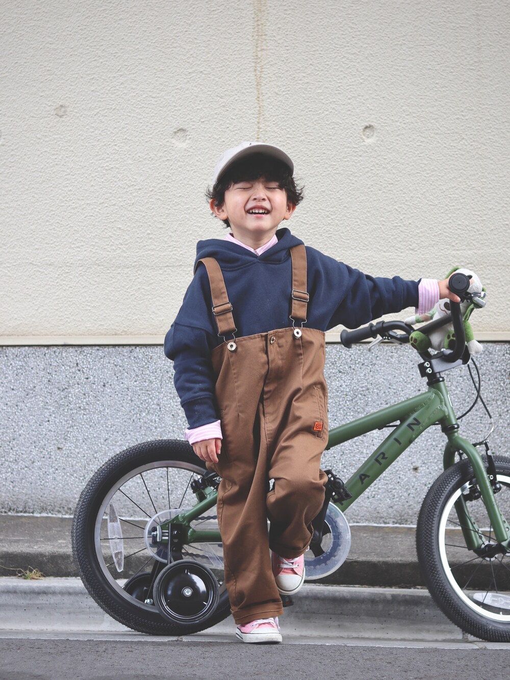 ブルー系のパーカー、ピンク系のシャツ/ブラウス、ブラウン系のサロペット/オーバーオールを着用したキッズの春コーディネートの3枚目の写真