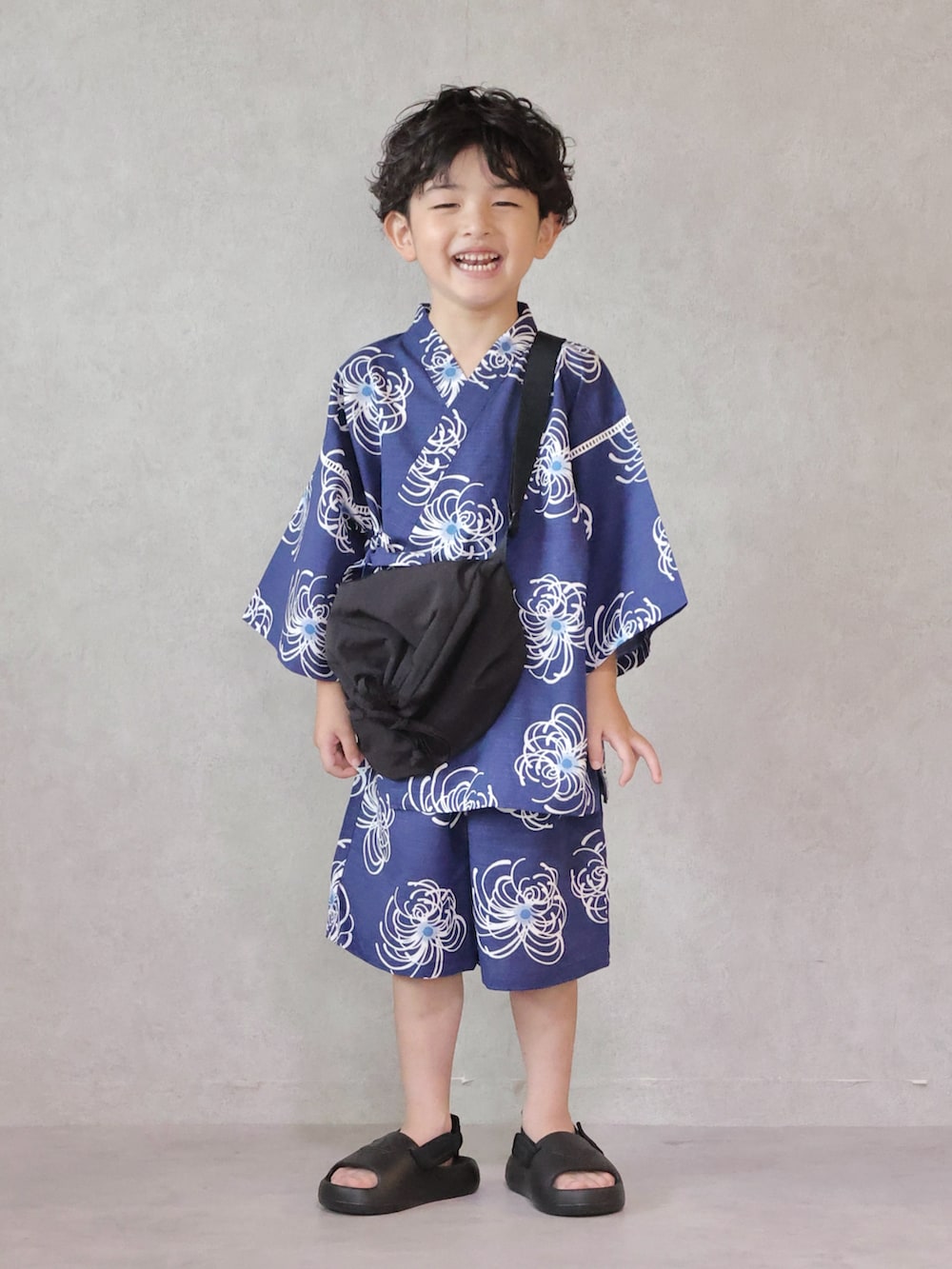 ベージュ系のサンダル、ベージュ系のショルダーバッグ、その他の帽子を着用したキッズの夏コーディネートの4枚目の写真