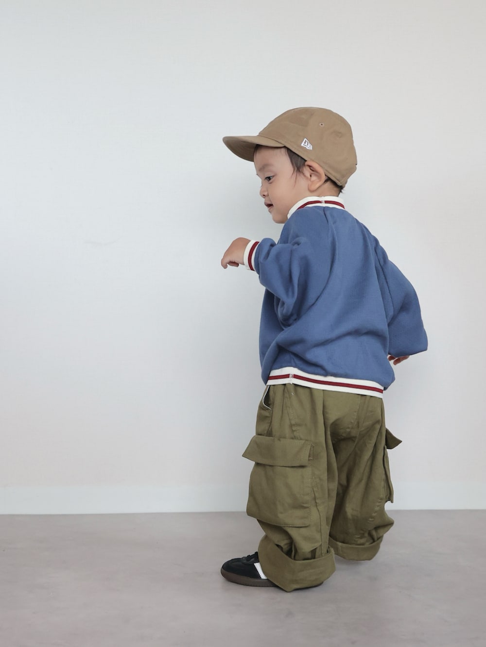 ブルー系のTシャツ/カットソー、グリーン系のカーゴパンツ、ブラック系のスニーカーを着用したキッズの夏コーディネートの2枚目の写真