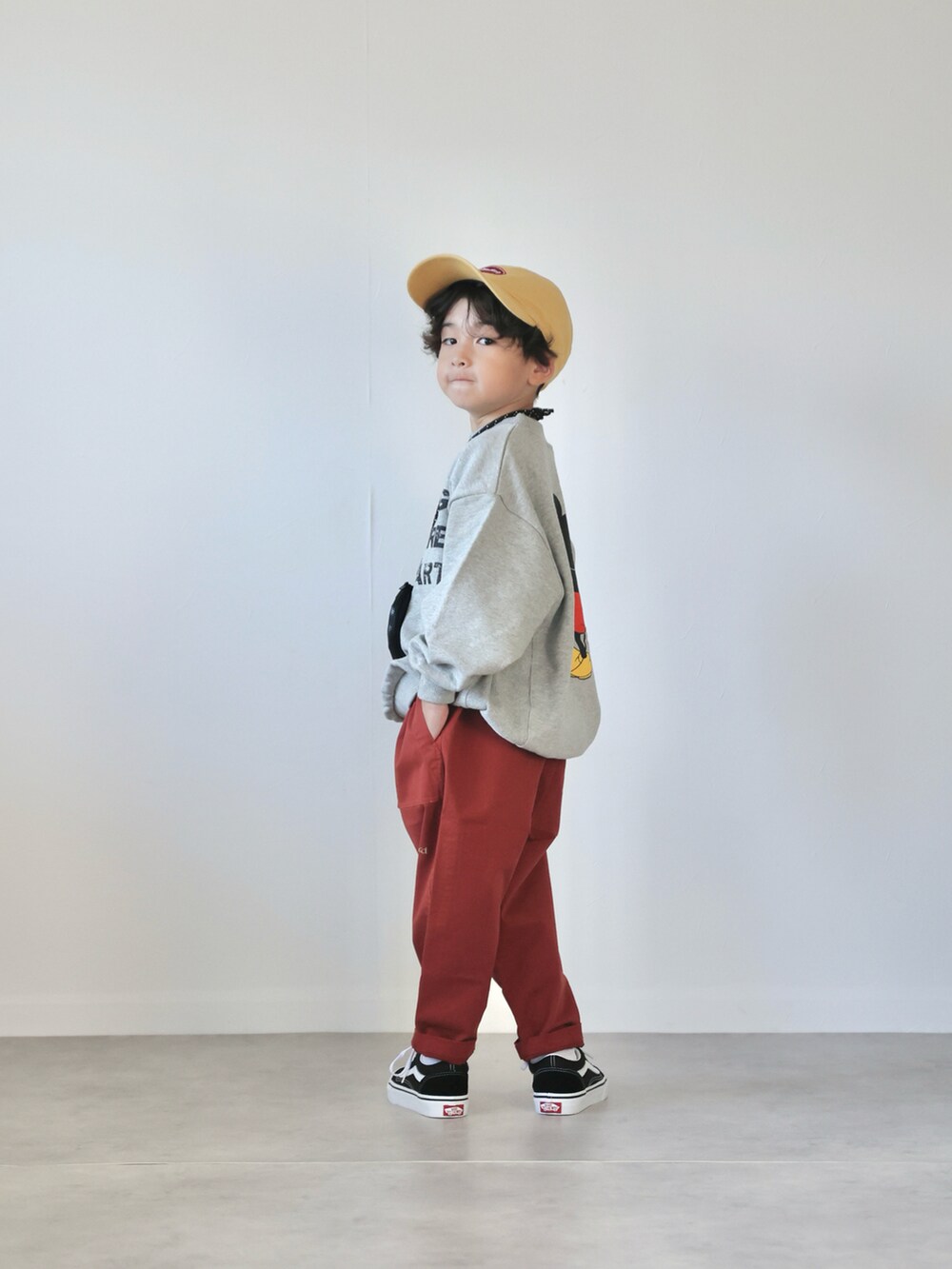 グレー系のスウェット、レッド系のその他パンツ、ブラック系のスニーカーを着用したキッズの秋コーディネートの5枚目の写真