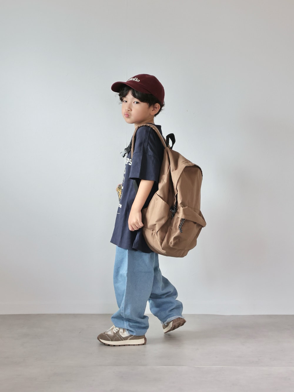 「シャツスタイル、秋服準備はじめました、UNIQLO、デニム、キャップ、リュック、スニーカー、カジュアルコーデ、お出かけコーデ」|「green label relaxingのGLR HELLO キャップ / 帽子 / キッズ(キャップ、レッド系)」を使った、ORITSUさん(キッズ・110cm)の秋コーディネートの4枚目の写真