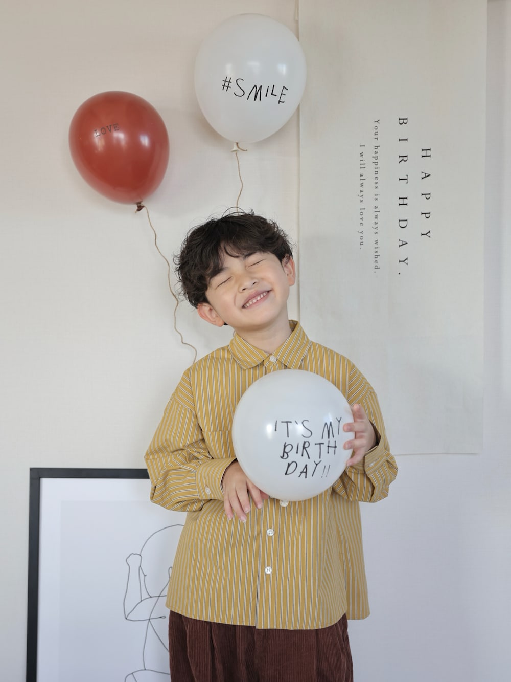 イエロー系のシャツ/ブラウス、ブラウン系のその他パンツ、ベージュ系のシューズを着用したキッズの冬コーディネートの2枚目の写真