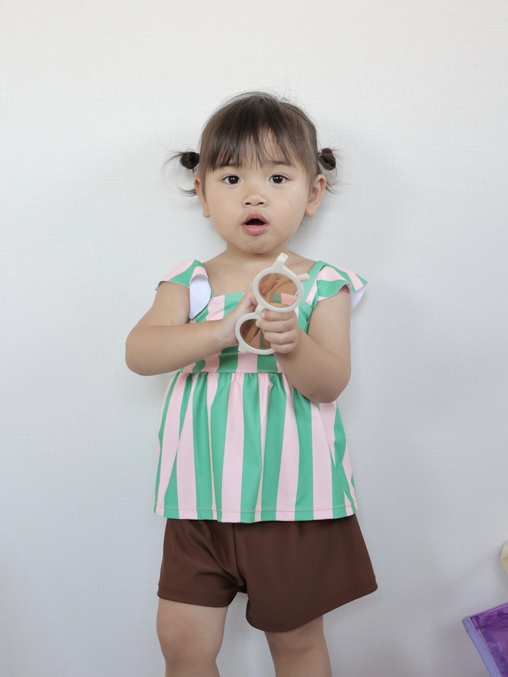 ホワイト系のサンダル、その他の水着、ホワイト系のスイムグッズを着用したキッズの夏コーディネートの3枚目の写真