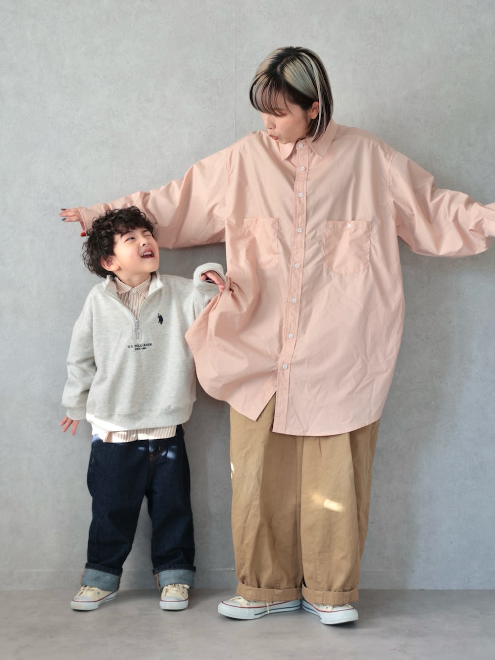 ベージュ系のシャツ/ブラウス、ベージュ系のスウェット、ベージュ系のチノパンツを着用したキッズの冬コーディネートの4枚目の写真