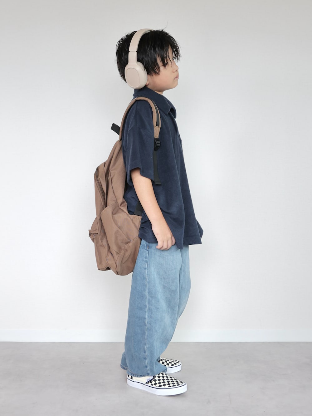 ブルー系のTシャツ/カットソー、ブルー系のパンツ、ブラック系のスリッポンを着用したキッズの夏コーディネートの3枚目の写真