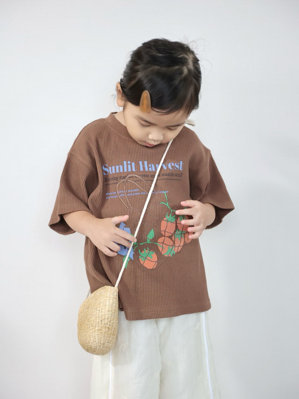 ブラウン系のTシャツ/カットソー、ホワイト系のその他パンツ、ブラウン系のサンダルを着用したキッズの夏コーディネートの3枚目の写真