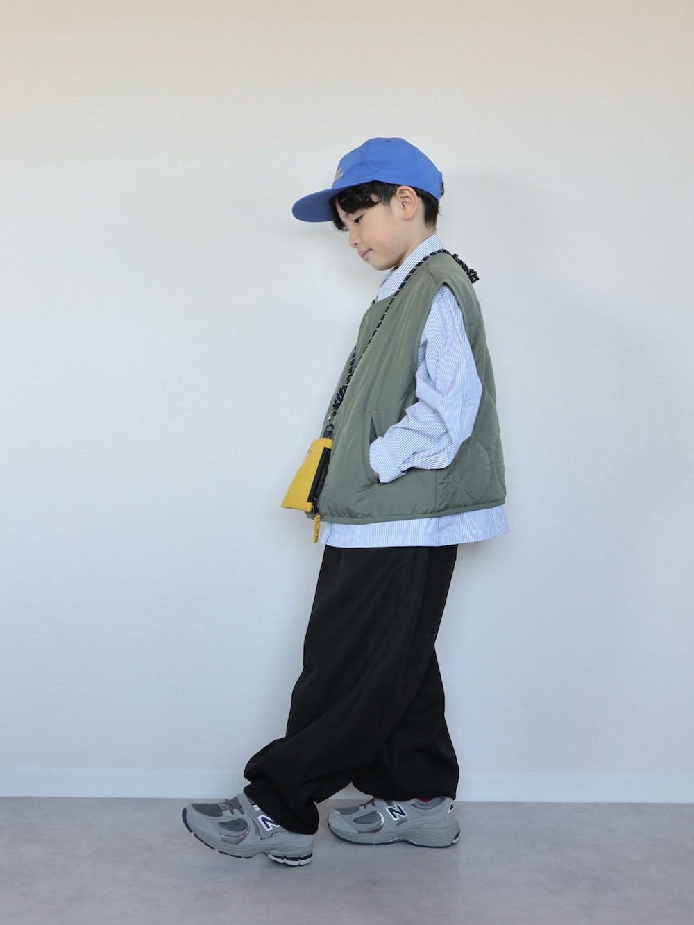 ブルー系のシャツ/ブラウス、グリーン系のベスト、ブラック系のその他パンツを着用したキッズの冬コーディネートの2枚目の写真