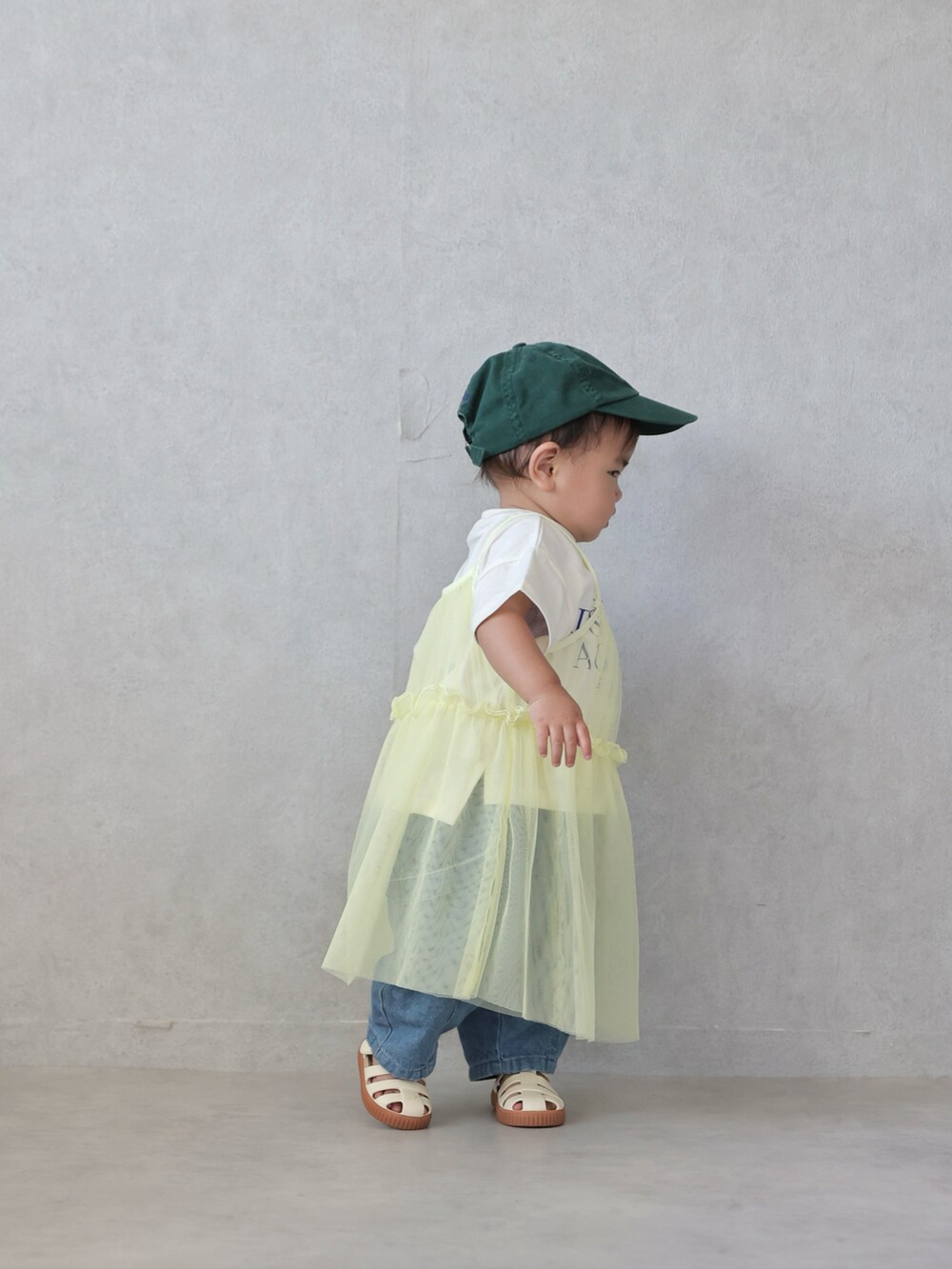 グレー系のワンピース、ホワイト系のTシャツ/カットソー、ブルー系のその他パンツを着用したキッズの夏コーディネートの4枚目の写真