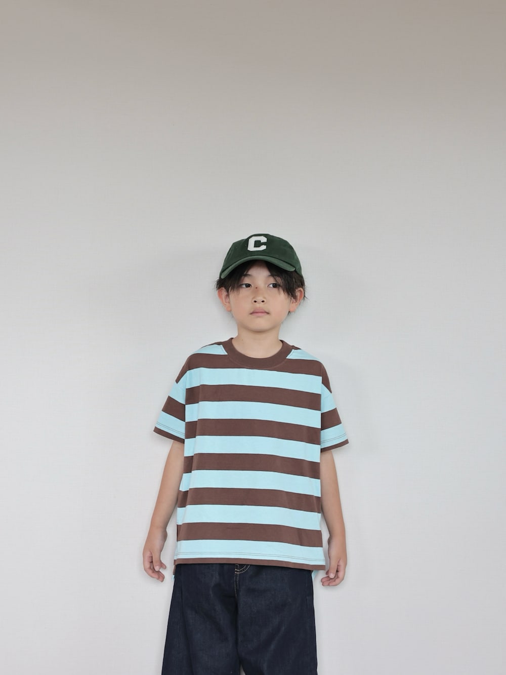 ブルー系のTシャツ/カットソー、ブルー系のパンツ、ブルー系のボディバッグ/ウエストポーチを着用したキッズの夏コーディネートの5枚目の写真
