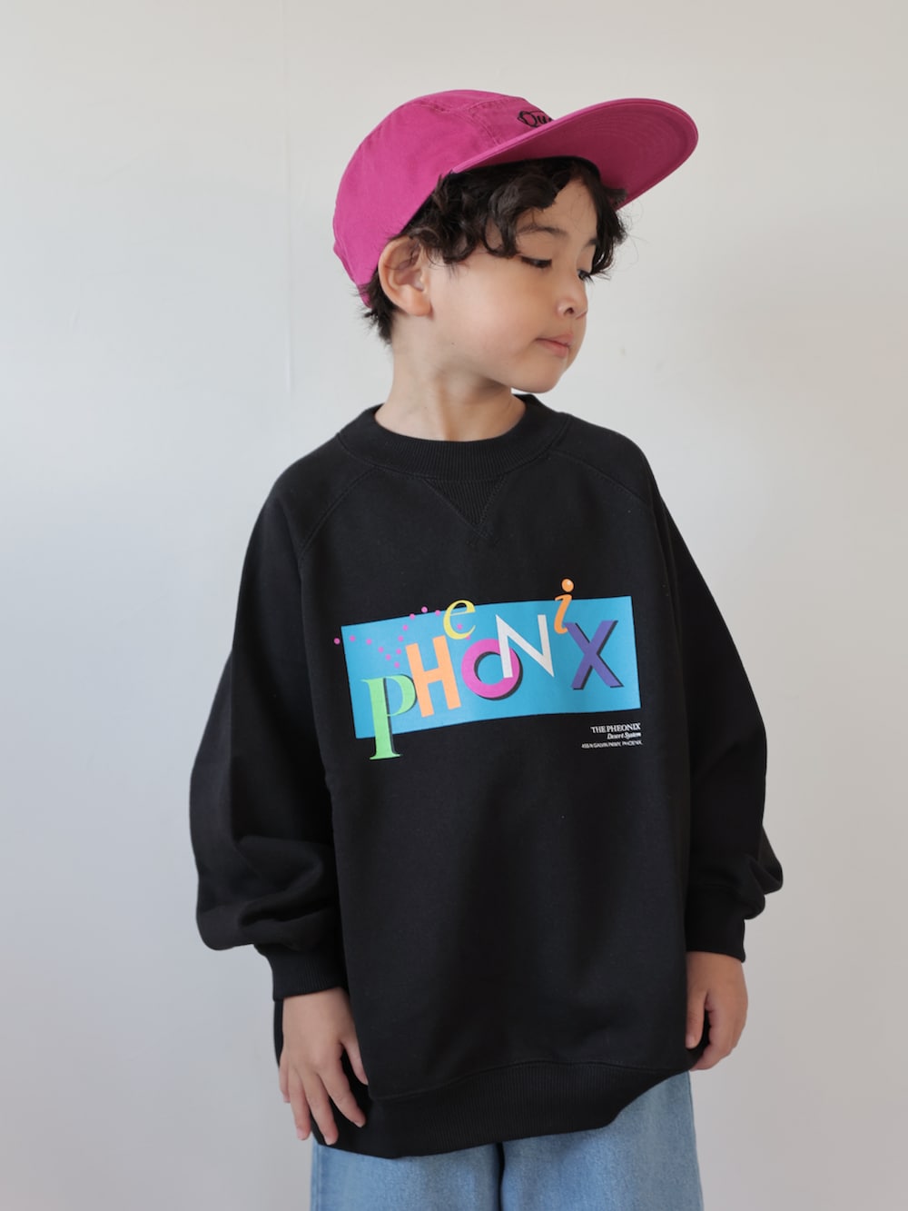 ブラック系のスウェット、ブルー系のデニムパンツ、ブラック系のスニーカーを着用したキッズの秋コーディネートの3枚目の写真