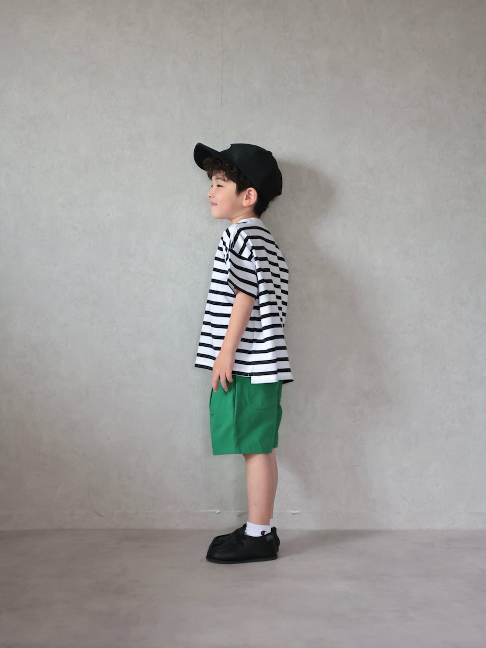 ブラック系のジャケット/アウター、ブラック系のTシャツ/カットソー、グリーン系のその他パンツを着用したキッズの春コーディネートの4枚目の写真